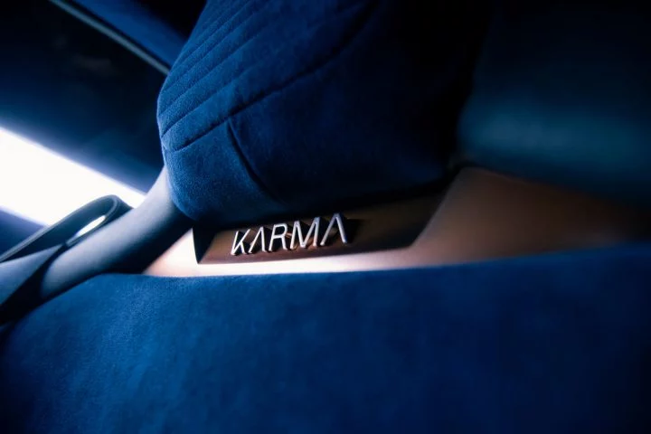 Vista de un detalle interior con el logotipo de Karma iluminado.