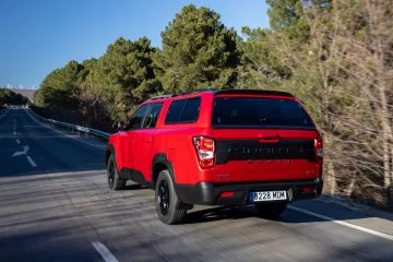 Vista trasera y lateral de un Musso Sports 2024, un 4x4 con capacidad de carga superior.