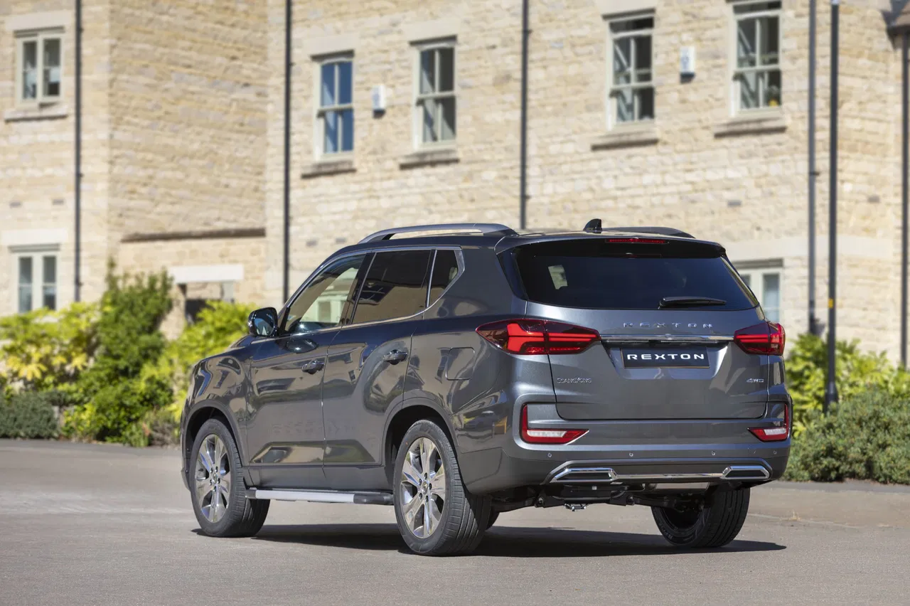 Vista trasera y lateral del SUV KGM Rexton, destacando robustez y amplitud.