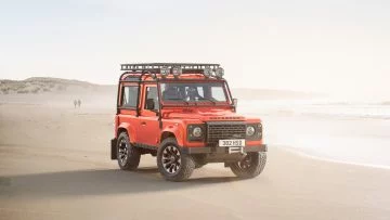 Defender original regresa potenciado con V8 de 405 CV, icono 4x4 en acción