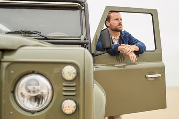 Vista delantera y lateral del Land Rover Classic Defender con motor V8.