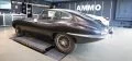 Jaguar E-Type recibe su primer lavado en 30 años, mostrando líneas clásicas.