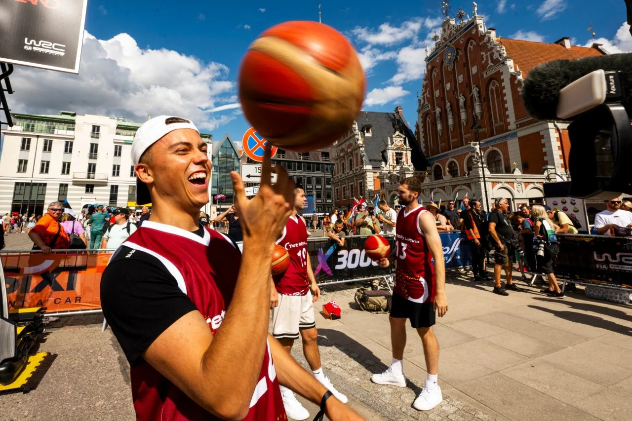 Exhibición de habilidades con el balón de baloncesto.