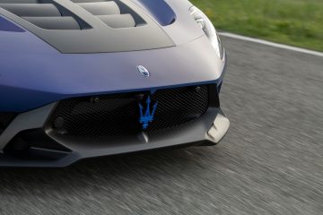 Impresionante toma del frontal del Maserati GT2 Stradale, potencia y elegancia en el asfalto.