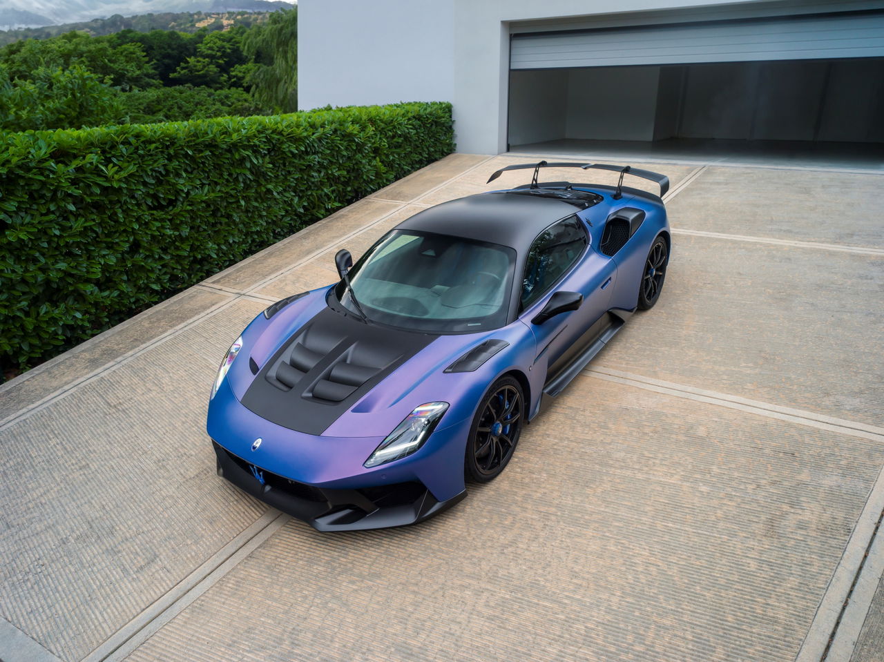 Vista que nos muestra la agresividad y elegancia del Maserati GT2 Stradale.