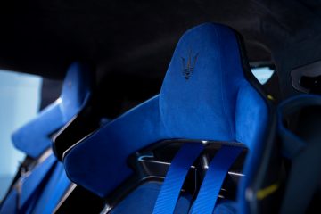 Asientos deportivos azules Maserati con cinturones de competición.