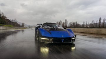 Un Maserati MCXtremo desliza bajo la lluvia, combinando elegancia y potencia