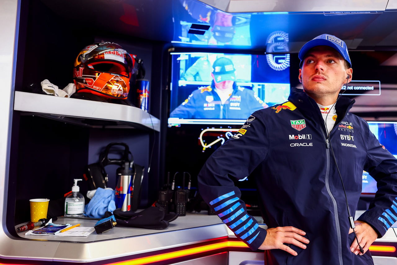 Max Verstappen con atuendo de su equipo actual, reflexionando sobre su futuro.