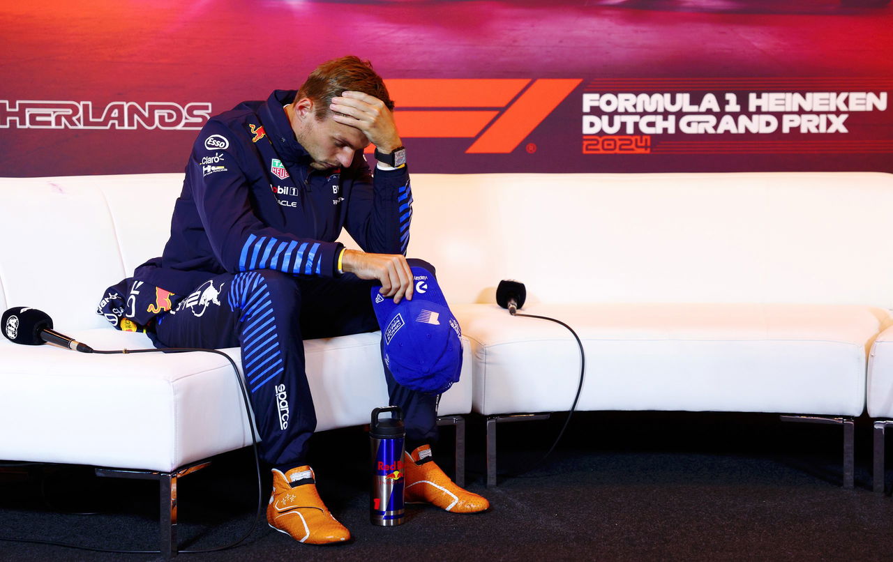 Momento de reflexión para Verstappen en el paddock de Zandvoort.