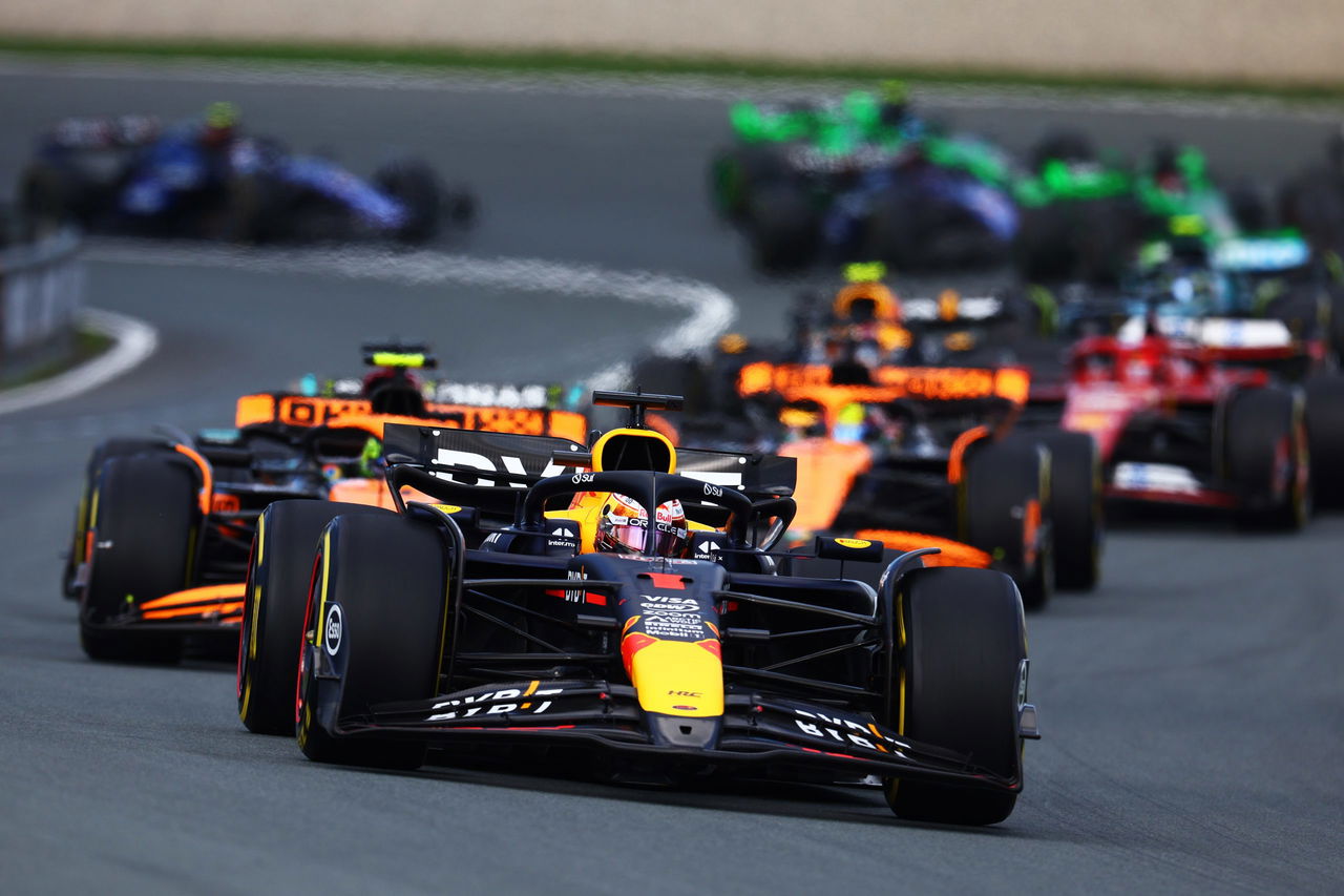 Red Bull de Verstappen liderando en Zandvoort, con competencia al acecho