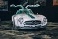 Mercedes 300SL con conversión eléctrica de Tesla, una fusión de clásico y modernidad.