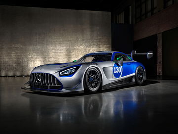 Vista lateral Mercedes AMG GT3, poder y elegancia en aniversario.