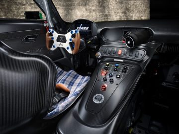 Cabina del Mercedes AMG GT3 con acabados de carreras y controles de alta precisión.