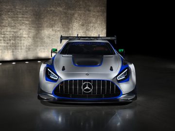 Vista frontal Mercedes AMG GT3, imponente y deportiva