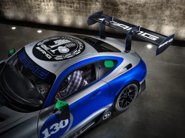 Vista dinámica Mercedes AMG GT3, emblema de deportividad y exclusividad.