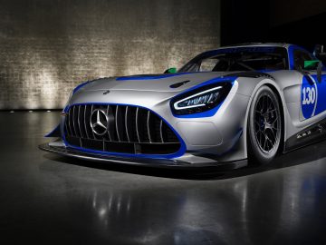 Vista delantera imponente del Mercedes AMG GT3 130y, exclusividad en estado puro.