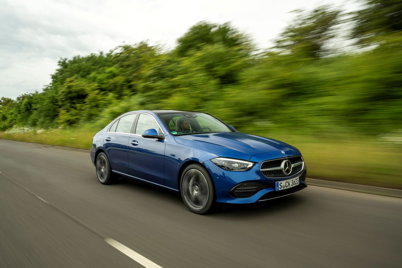 Vista dinámica del Mercedes C GLC EV en movimiento, enfatizando su diseño lateral.