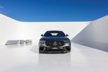 Vista frontal de un Mercedes-Benz, imponente diseño y tecnología avanzada.