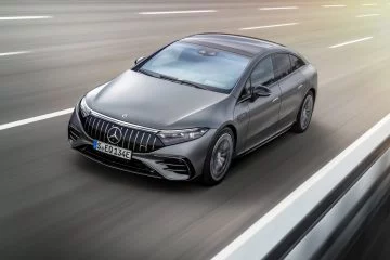 Vista dinámica del Mercedes Clase S en movimiento, reflejando su elegancia.