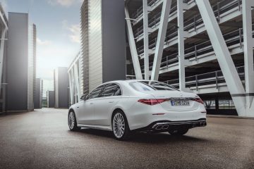 Vista trasera y lateral de un Mercedes clase S en un entorno urbano.