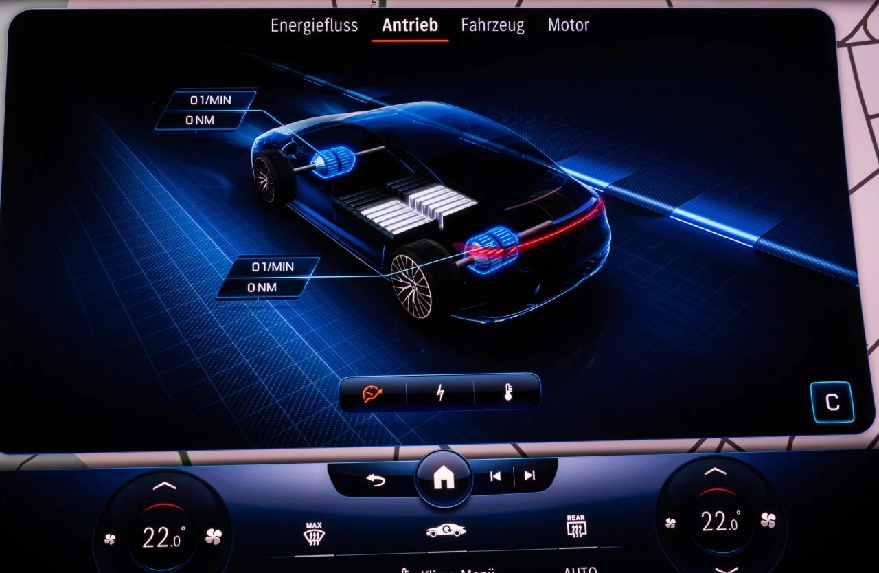 Pantalla central mostrando datos de la batería y rendimiento del Mercedes EQE