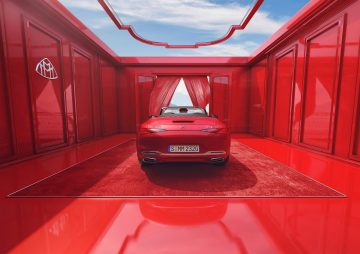 Vista trasera y lateral del Mercedes-Maybach SL 680 2025 en rojo