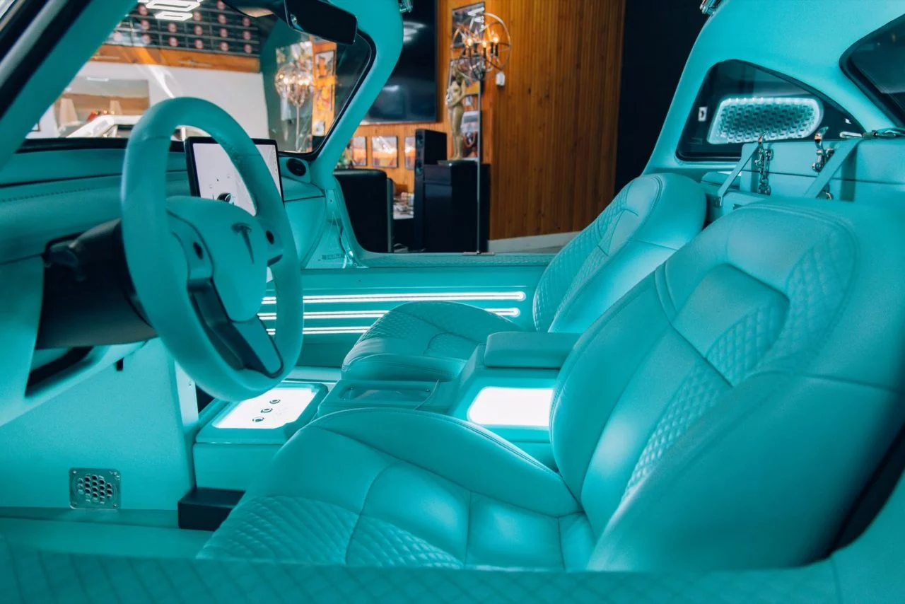 Interior de Mercedes 300SL adaptado con tecnología Tesla.