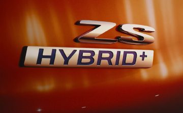 Emblema trasero del MG ZS Hybrid revelando su propulsión híbrida.