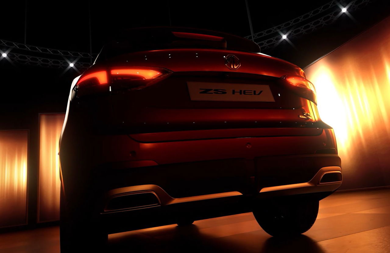 Vista trasera del MG ZS 2025 que destaca por su moderna iluminación y diseño robusto.