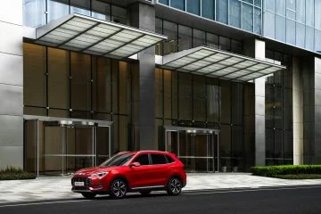 El SUV MG ZS Hybrid en color rojo destaca por su diseño moderno y líneas dinámicas.