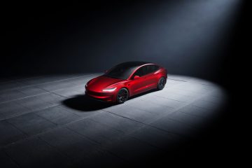 Vista angular trasera-lateral del Model 3 Performance bajo iluminación dramática