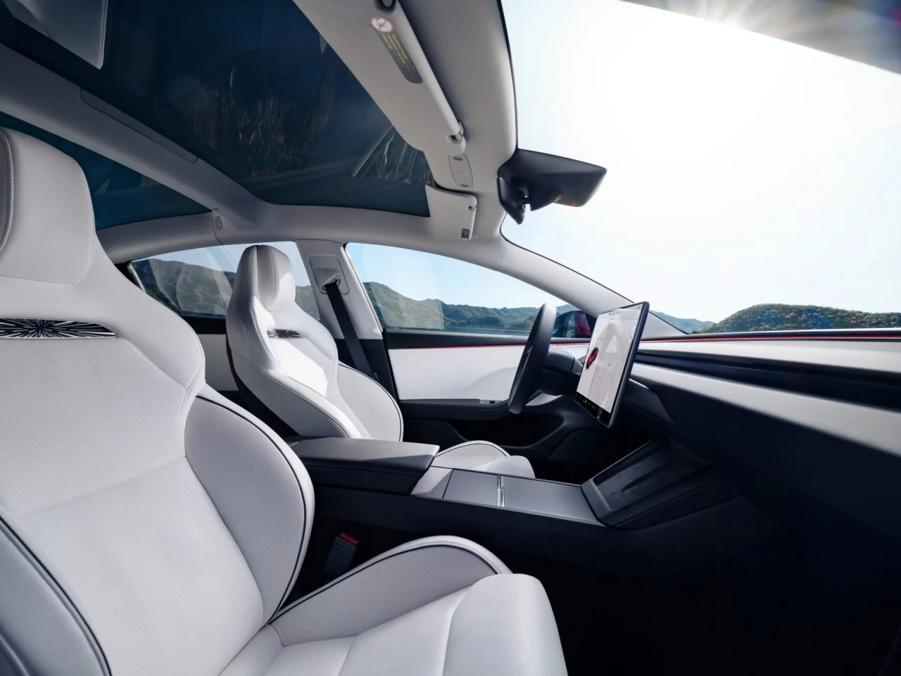 Vista lateral del interior del Tesla Model 3 Performance, destacando su diseño minimalista y asientos de alta calidad.