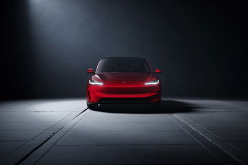 Vista frontal del Tesla Model 3 Performance iluminando la oscuridad.