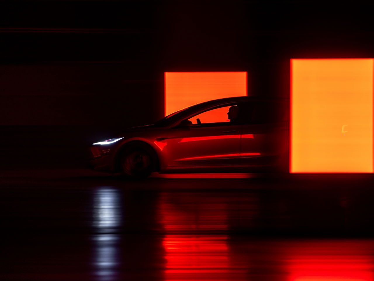 Dinámica silueta del Tesla Model 3 Performance iluminada en rojo