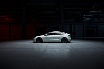 Vista dinámica del Tesla Model 3 Performance en un entorno sombrío