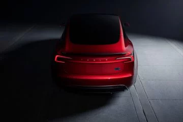 Vista trasera del Tesla Model 3 Performance destacando su diseño e iluminación