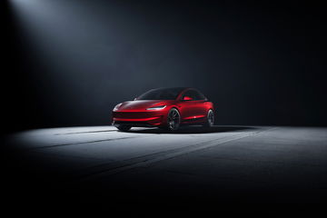 Silueta dinámica del Model 3 Performance en escena oscura, destacando su diseño