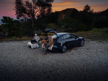 Imagen del Tesla Model 3 con visibilidad trasera y lateral en entorno natural