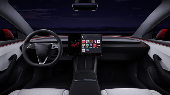 Vista delantera del habitáculo del Tesla Model 3 destacando su diseño minimalista.