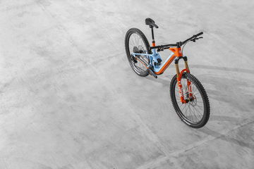 Ebike con colores Porsche Gulf, motor silencioso, experiencia 4x4 superior.