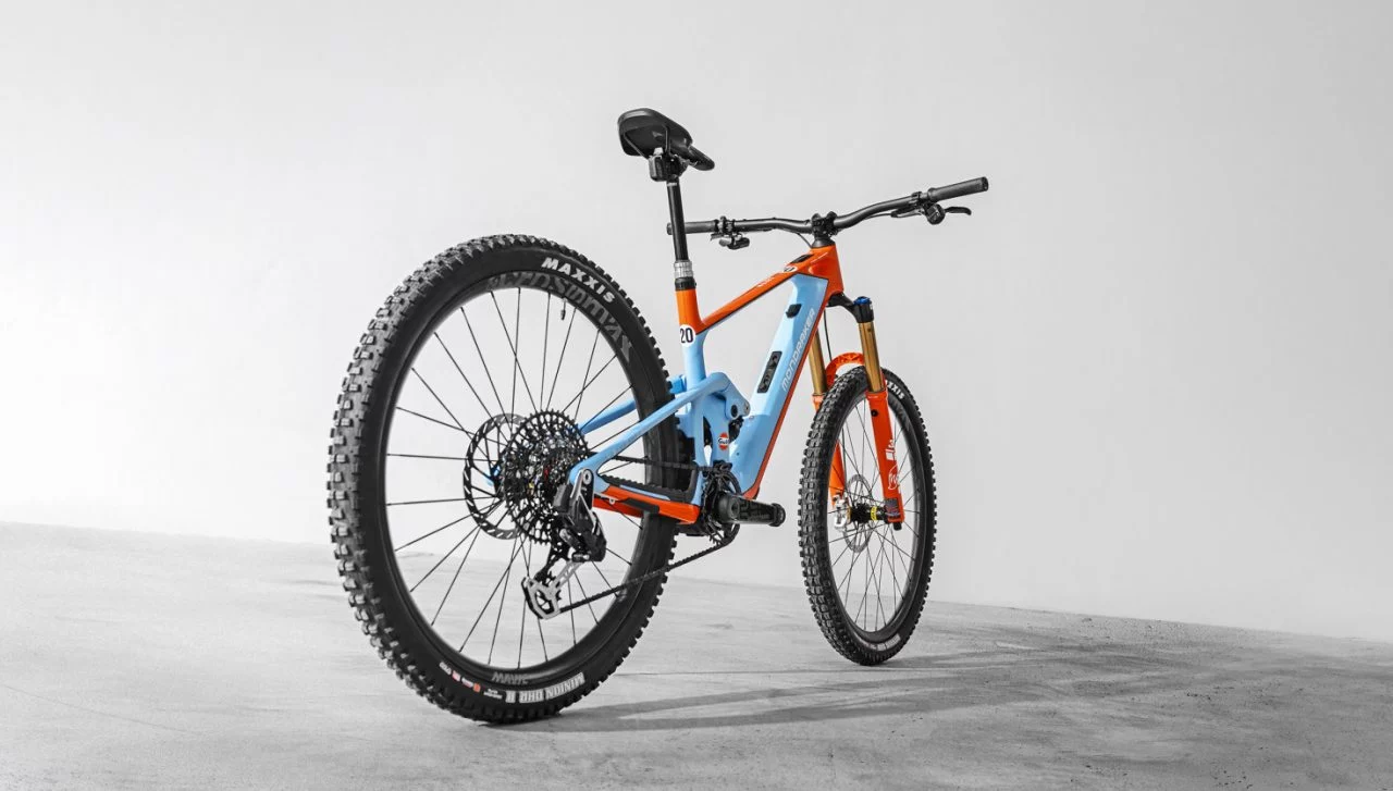 Ebike con colores de Porsche y Gulf, experiencia 4x4 destacada.