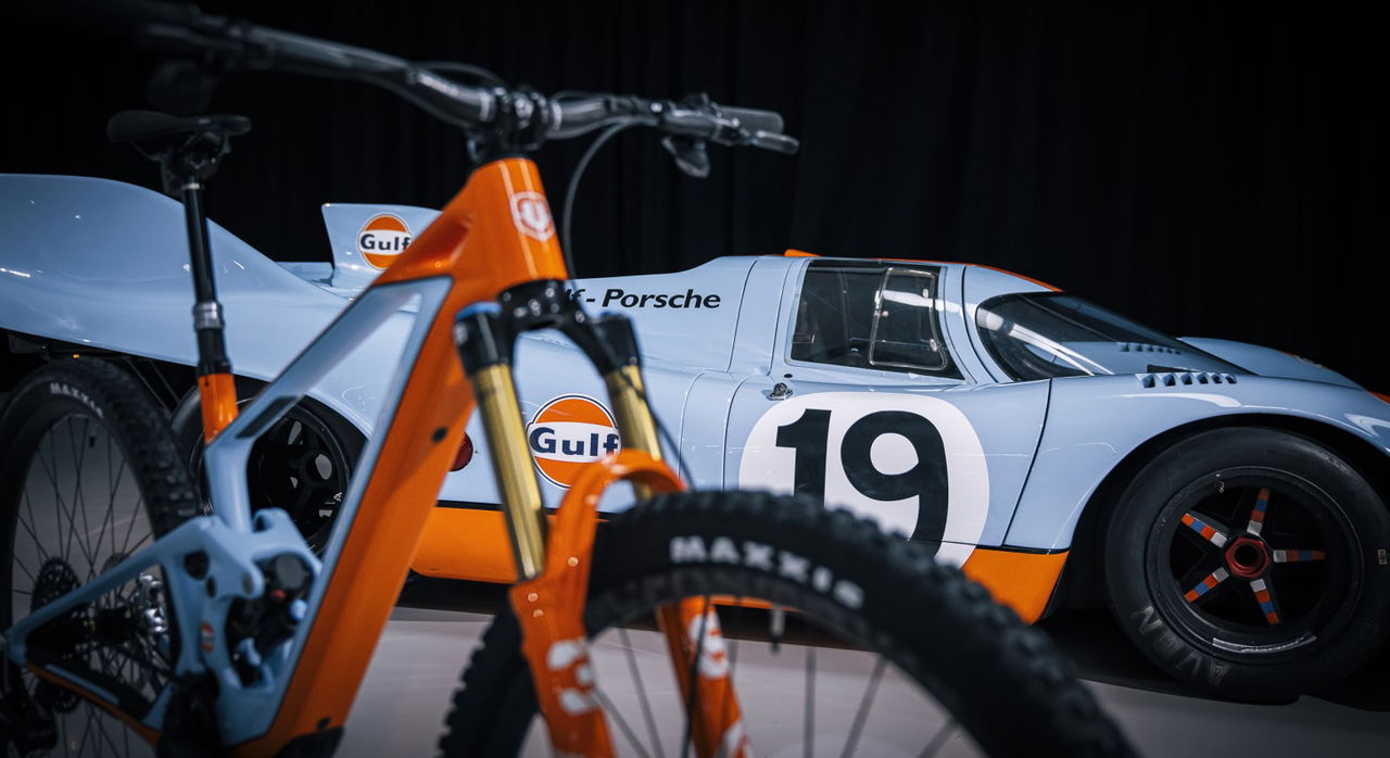 Ebike con colores Porsche y Gulf, motor silencioso, experiencia 4x4.