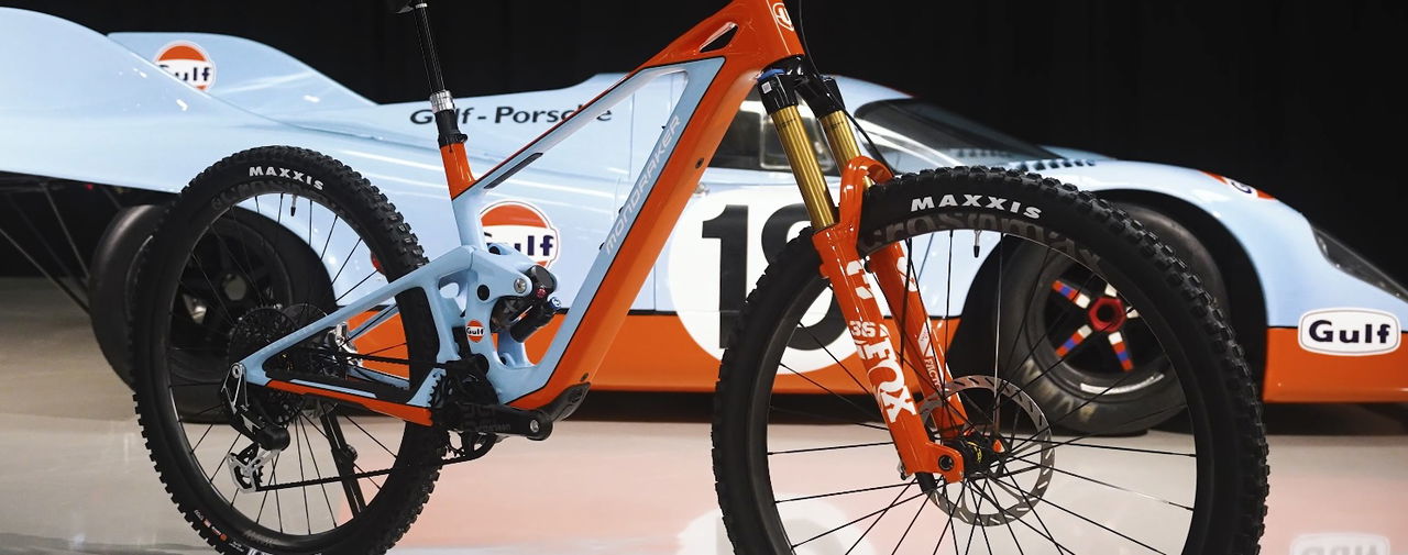 Ebike con colores de Porsche y Gulf, motor silencioso, experiencia 4x4 superior.