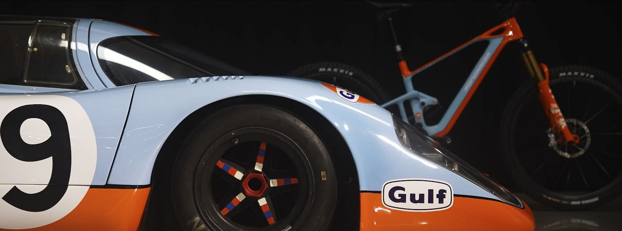 Réplica de ebike en colores icónicos de Gulf, evocando la herencia de Porsche.