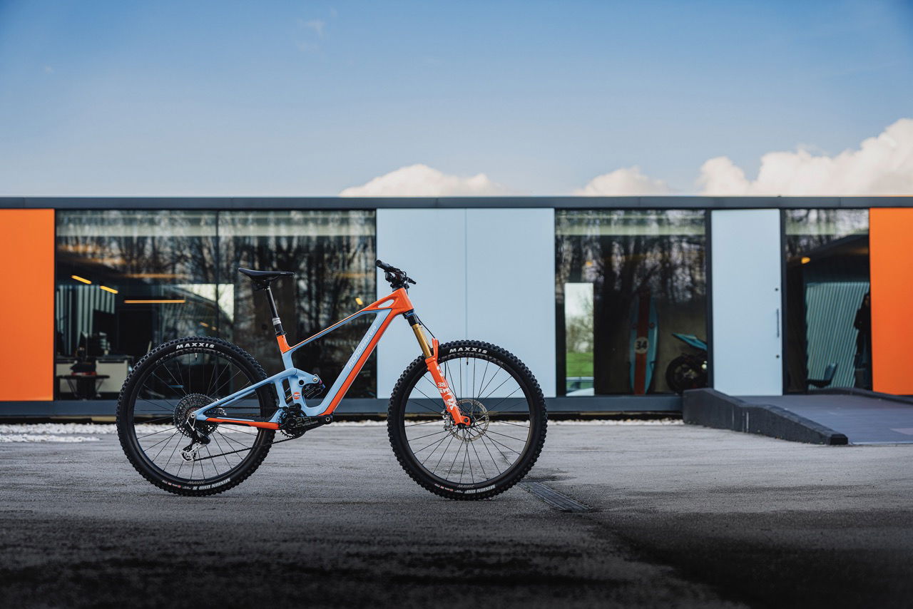 Ebike con colores icónicos de Porsche y Gulf, prometiendo una experiencia 4x4 silenciosa y efectiva.