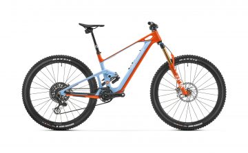 Ebike Mondraker de colores legendarios Porsche y Gulf, motor silencioso, experiencia 4x4.