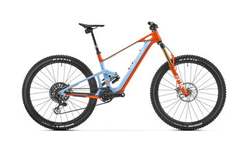 Ebike Mondraker de colores legendarios Porsche y Gulf, motor silencioso, experiencia 4x4.