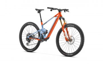 Ebike con colores de Porsche/Gulf, motor silencioso para experiencia 4x4 única.