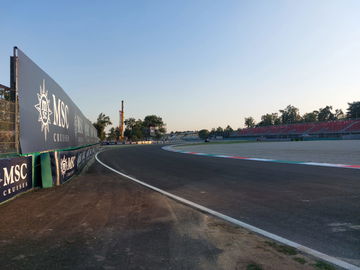 Vista lateral de la emblemática chicane en el Autódromo de Monza.