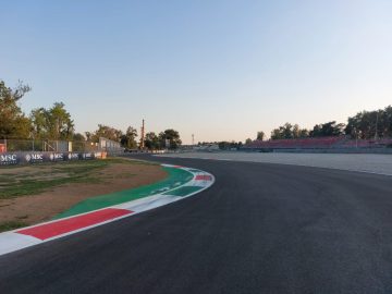 Curva icónica de Monza con pianos característicos, evocando velocidad y competición